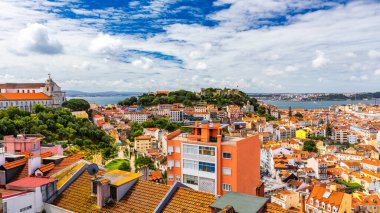 Lizbon, Portekiz silueti ve Sao Jorge Kalesi. Lizbon, Portekiz 'in panoramik hava manzarası. Eski Lizbon ve Sao Jorge Şatosu 'nun Panorama manzarası, Portekiz' in başkenti ve en büyük şehri..