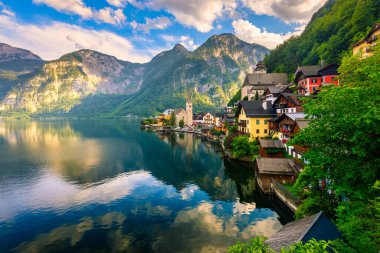 Avusturya Alpleri 'ndeki ünlü Hallstatt dağ köyü yazın güzel bir ışıkla Salzkammergut bölgesi, Hallstatt, Avusturya. Avusturya Alplerinde Hallstatter Gölü 'ndeki Hallstatt Köyü.