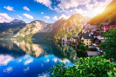 Avusturya Alpleri 'ndeki ünlü Hallstatt dağ köyü yazın güzel bir ışıkla Salzkammergut bölgesi, Hallstatt, Avusturya. Avusturya Alplerinde Hallstatter Gölü 'ndeki Hallstatt Köyü.