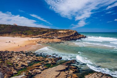 Praia das Macas Sintra 'da, Portekiz Pinhal da Nazare köyü yakınlarında. Yazın Praia das Macas 'ın panoramik manzarası. Sintra, Portekiz. Portekiz, Colares 'deki Praia das Macas (Apple Beach).