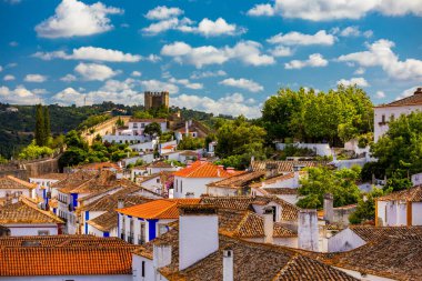 Portekiz 'in Obidos şehrinde ortaçağ kalesi, Lizbon, Portekiz yakınlarında tarihi duvarlarla çevrili Obidos kasabası var. Portekiz, Obidos Ortaçağ Kasabası 'nın güzel manzarası. 
