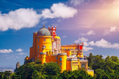Sintra 'daki Pena Sarayı. Lizbon, Portekiz. Avrupa seyahatleri, Portekiz 'de tatiller. Pena Sarayı Panoramik Manzarası, Sintra, Portekiz. Pena Ulusal Sarayı, Sintra, Portekiz. 