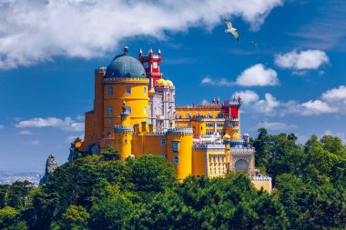 Sintra 'daki Pena Sarayı. Lizbon, Portekiz. Avrupa seyahatleri, Portekiz 'de tatiller. Pena Sarayı Panoramik Manzarası, Sintra, Portekiz. Pena Ulusal Sarayı, Sintra, Portekiz. 