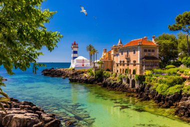 Santa Marta deniz feneri ve belediye müzesi, Cascais, Lizbon, Portekiz. Cascais Portekiz 'deki Santa Marta Deniz Feneri Müzesi. Güzel bir günde Santa Marta Plajı' ndan görüldüğü gibi. Cascais, Portekiz.
