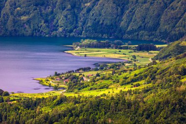 Yedi Şehrin Şaşırtıcı Gölü (Lagoa Das 7 Cidades), Sao Miguel Azores, Portekiz. Yedi Şehrin Gölü, Sao Miguel Adası, Azores. Okyanus, anten. Sao Miguel, Azores, Portekiz.
