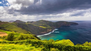 Miradouro de Santa Iria, Porto Formoso, Ribeira Grande, Sao Miguel, Azores, Portekiz 'in güzel kıyı manzarası. Santa Iria perspektifinden Sao Miguel adasının sahil şeridine. Azores. Portekiz