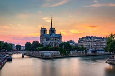 Notre Dame de Paris Katedrali, Fransa. Notre Dame de Paris Katedrali, Paris 'in en güzel Katedrali. Notre Dame de Paris Katedrali üzerindeki resim gibi gün batımı, 2019 'da Paris' te bir yangında yok oldu..