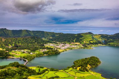 Geleneksel evler, Sete Cidades, Sao Miguel Adası, Azores. Sao Miguel Adası, Azores, Portekiz 'deki Sete Cidades köyünün güzel manzarası. 
