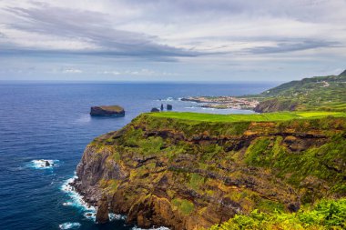 Azores panoramik doğal manzara manzarası, muhteşem manzaralı Portekiz adası. Volkanik kraterlerde ve yeşil alanlarda güzel göller. Turistik eğlence ve seyahat yeri. Azores, Portekiz.