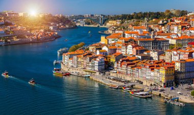 Porto, Portekiz 'in Douro Nehri kıyısındaki eski kasabası. Oporto Panoraması.