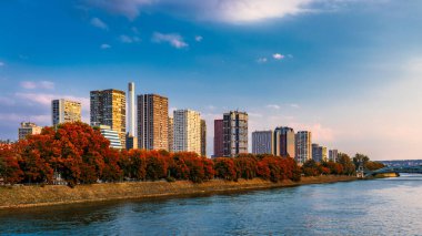 Paris, Fransa 'da kuleler ve gökdelenler, ofis binalarının yanı sıra ofis binaları olarak, Quai de Grenelle, Front-de-Seine Bölgesi' ndeki Seine nehrinde bulunan mavnaların önündeki sular. Paris