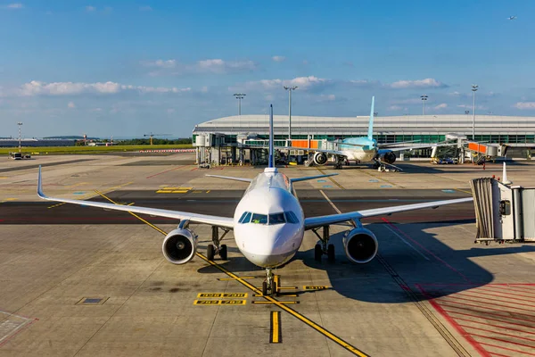 旅客機は飛行の準備ができている 国際空港の着陸機の正面図 飛行機は国際航空機の離陸準備をしている 世界中を旅する — ストック写真