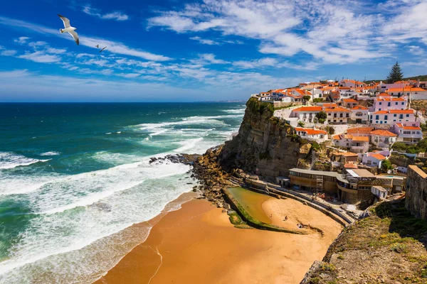 Azenhas do Mar, Portekiz 'in Sintra eyaletinde yer alan bir şehirdir. Lisboa 'ya yakın. Azenhas, Mar beyaz köyü, uçurum ve okyanus, Sintra, Portekiz. Azenhas Do Mar, Sintra, Portekiz.