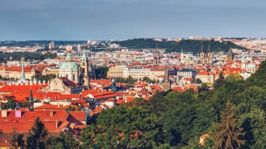 Prag eski şehir kiremitli çatıları ile panoramik manzaralı. Prague, Çek Cumhuriyeti