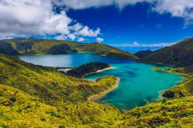 Azores panoramik doğal manzara manzarası, muhteşem manzaralı Portekiz adası. Volkanik kraterlerde ve yeşil alanlarda güzel göller. Turistik eğlence ve seyahat yeri. Azores, Portekiz.