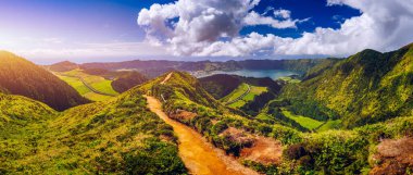 Görüntü Miradouro da Boca do Inferno 'dan Sete Citades, Azores, Portekiz' e. Sao Miguel Adası, Azores, Portekiz 'de Miradouro da Boca do Inferno' ya giden bir yol.. 