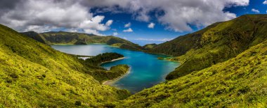 Agia Effimia, Kefalonia, Yunanistan, 18 Eylül 2019: Yunanistan 'da Kefalonia Adası' ndaki (İyon Adası) Agia Effimia köyünde sokak ve liman manzarası.