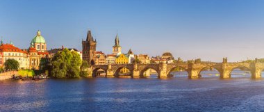 Manzarası görünümü ile tarihi kent Prag Charles Köprüsü (Karluv çoğu) Panoraması. Çek Cumhuriyeti