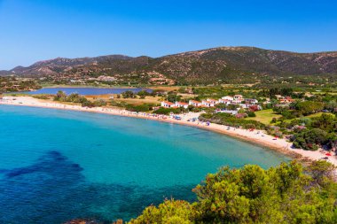 Spaggia di Chia Sa Colonia ünlü Chia Sahili, Sardinya, İtalya. Saggia di Chia Sa Colonia, İtalya 'nın ünlü Chia plajı yakınlarında. Sardunya Akdeniz 'deki en büyük ikinci adadır.