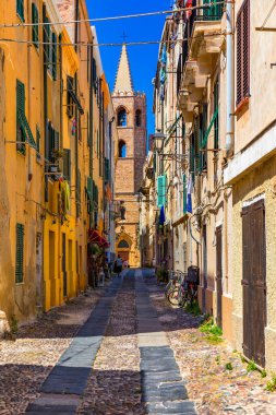 Alghero eski kasabası, güzel bir günde Alghero sokak manzarası. Alghero, İtalya. Alghero, Sardinya, İtalya 'nın panoramik hava manzarası. 