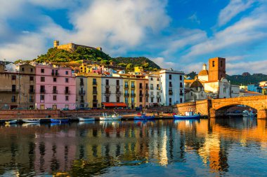İtalya 'nın Sardunya adasındaki Bosa kasabasının güzel manzarası. Seyahat güzergahı. Temo nehri üzerinde Ponte Vecchio köprüsü olan Bosa kasabası. Sardunya adası, İtalya, Avrupa 'nın muhteşem sabah manzarası.