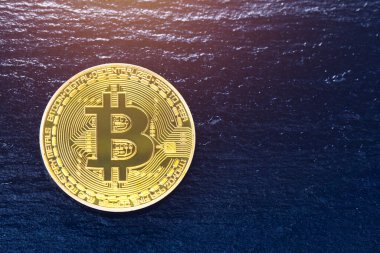 Siyah arka planda izole edilmiş bitcoin sembollü şifreli altın sikke. Siyah arka planda Bitcoin madeni para. Bitcoin şifreli para birimi. Kripto Para Birimi Kavramı.