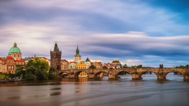 Prag şehri ve Çek Cumhuriyeti 'nin Prag Eski Kentinde Charles Köprüsü