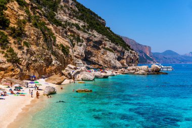 Sardinya 'daki Cala Mariolu plajı. Cala Mariolu ünlü plajı. İtalya Sardinia Nuoro ili Orosei Körfezi Ulusal Parkı ve Gennargentu Cala Mariolu Dünya Mirası olarak listelenmiştir. Sardunya, İtalya.