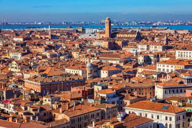 Venedik panoramik hava manzaralı, kırmızı çatılı, Veneto, İtalya. Venedik şehrinin havadan görünüşü, İtalya. Venedik Avrupa 'nın popüler bir turizm merkezidir. Venedik, İtalya.