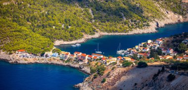 Yunanistan, Kefalonia 'daki Assos köyü. Akdeniz 'de turkuaz renkli körfez Kefalonya, Yunanistan, İyon adası, Cephalonia, Assos köyü Assos köyünde güzel renkli evleri var..