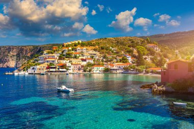 Yunanistan, Kefalonia 'daki Assos köyü. Akdeniz 'de turkuaz renkli körfez Kefalonya, Yunanistan, İyon adası, Cephalonia, Assos köyü Assos köyünde güzel renkli evleri var..
