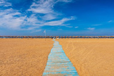 Kum tepeciğindeki tahta yol girişi. Sahil yolu olan deniz kum tepeleri..