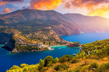 Yunanistan, Kefalonia 'daki Assos köyü. Akdeniz 'de turkuaz renkli körfez Kefalonya, Yunanistan, İyon adası, Cephalonia, Assos köyü Assos köyünde güzel renkli evleri var..