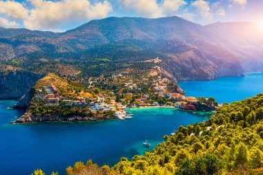 Yunanistan 'ın Kefalonya kentindeki Assos köyünde güzel renkli evleri olan Akdeniz' deki turkuaz renkli körfez. Akdeniz 'de renkli evleri olan Assos kasabası, Yunanistan. 