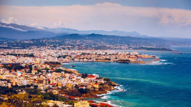 Yunanistan 'ın Girit kentindeki Hanya' nın eski Venedik Limanı 'nda fisihing Boats and Yachts. Hanya, Girit, Yunanistan. Chania, Girit 'in ikinci büyük şehri ve Chania bölgesinin başkentidir..