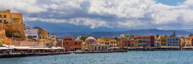 Chania 'nın eski bir limanı. Girit adasının simgeleri. Yunanistan. Chania Körfezi, güneşli yaz gününde, Girit Yunanistan. Girit, Yunanistan 'daki eski Chania limanının manzarası. Chania Limanı ya da Hania. 