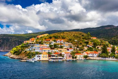 Yunanistan, Kefalonia 'daki Assos köyü. Akdeniz 'de turkuaz renkli körfez Kefalonya, Yunanistan, İyon adası, Cephalonia, Assos köyü Assos köyünde güzel renkli evleri var..