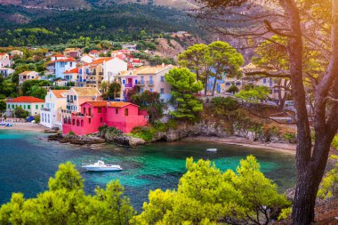 Yunanistan, Kefalonia 'daki Assos köyü. Akdeniz 'de turkuaz renkli körfez Kefalonya, Yunanistan, İyon adası, Cephalonia, Assos köyü Assos köyünde güzel renkli evleri var..