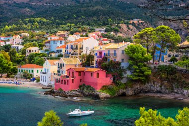 Yunanistan, Kefalonia 'daki Assos köyü. Akdeniz 'de turkuaz renkli körfez Kefalonya, Yunanistan, İyon adası, Cephalonia, Assos köyü Assos köyünde güzel renkli evleri var..