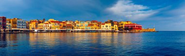 Eski Chania limanının manzarası. Girit adasının simgeleri. Yunanistan. Chania Körfezi, güneşli yaz gününde, Girit Yunanistan. Girit, Yunanistan 'daki eski Chania limanının manzarası. Chania Limanı ya da Hania. 