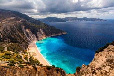 Yunanistan 'ın başkenti Kefalonia' dan ünlü Myrtos plajı. Myrtos Sahili, Kefalonia Adası, Yunanistan. Myrtos Sahili, İyon Adası, Kefalonya (Cephalonia), Yunanistan.