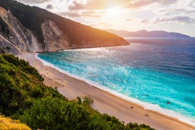 İkonik turkuaz ve safir körfez ve Myrtos, Kefalonia (Cephalonia) adasının hava aracı görüntüsü, İyonya, Yunanistan. Myrtos Sahili, Kefalonia Adası, Yunanistan. Myrtos plajının güzel manzarası.