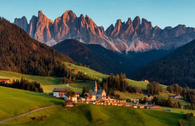 Santa Maddalena (Santa Magdalena) arka planda büyülü Dolomites dağları, Val di Funes vadisi, Trentino Alto Adige bölgesi, Güney Tyrol, İtalya, Avrupa. Santa Maddalena Köyü, İtalya. 