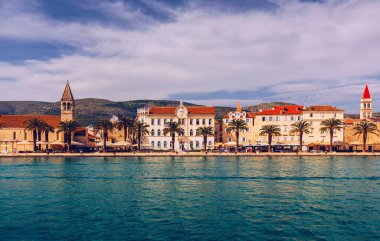 Promenade Trogir, Hırvatistan tarihi binalarda. Trogir, Hırvatistan'daki popüler gezi yeridir. Trogir, Unesco Dünya Miras Alanı, Dalmaçya, Hırvatistan için en çok ziyaret edilen yerlerden biri.