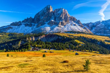 Dolomitler, İtalya 'daki Passo delle Erbe' den Peitlerkofel Dağı 'nın çarpıcı manzarası. Passo delle Erbe 'deki Sass de Putia (Peitlerkofel) manzarası, ahşap çiftlik evleri, Dolomitler, Güney Tyrol, İtalya.