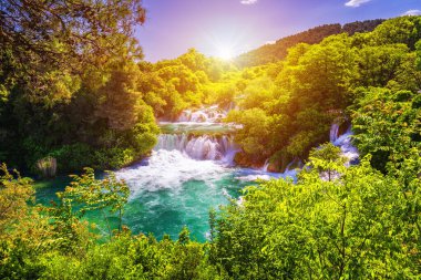 Şelaleler Krka, Ulusal Park, Dalmaçya, Hırvatistan. Krka Ulusal Parkı manzarası, Roski Tokat konumu, Hırvatistan, Avrupa. Akdeniz ülkelerinin güzel dünyası. Seyahat konsepti arka planı.