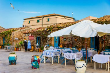 Sicilya 'nın Syracuse iline bağlı Marzaemi köyü. Marzamemi Meydanı, Siracusa ili, Sicilya, İtalya, Avrupa 'da küçük bir balıkçı köyü.. 