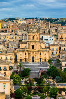Modica 'daki San Giorgio Duomo, Sicilya barok sanatının güzel bir örneği. Sicilya, güney İtalya. Modica (Ragusa Eyaleti), Barok kasabasının manzarası. Sicilya, İtalya. 