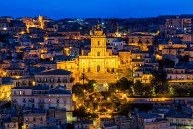 Modica 'daki San Giorgio Duomo, Sicilya barok sanatının güzel bir örneği. Sicilya, güney İtalya. Modica (Ragusa Eyaleti), Barok kasabasının manzarası. Sicilya, İtalya. 