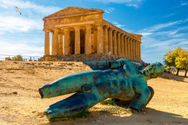 Tapınaklar Vadisi (Valle dei Templi), MÖ 5. yüzyılda inşa edilen antik bir Yunan tapınağı olan Konkordiya Tapınağı, Agrigento, Sicilya. Concordia Tapınağı, Agrigento, Sicilya, İtalya